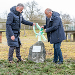 Landrat Carsten Michaelis und B&uuml;rgermeister Tobias B&auml;r enth&uuml;llen die Gedenktafel