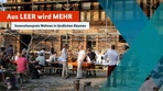 Menschen vor Haus mit Gerüst