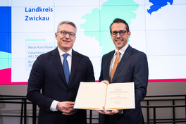 Bundesminister f&uuml;r Digitales und Staatsmodernisierung Dr. Karsten Wildberger &uuml;bergab den F&ouml;rdermittelbescheid an den Beigeordneten Mario M&uuml;ller