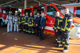 Kameraden der Feuerwehr Meerane, B&uuml;rgermeister J&ouml;rg Schmei&szlig;er und Kreisbrandmeister Alexander L&ouml;chel vor dem neuen Erkundungswagen