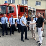 Übergabe des Fahrzeugschlüssels des Katastrophenschutzfahrzeuges an die Feuerwehr Neukirchen