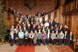 56 Ehrenamtlerinnen und Ehrenamtler wurden f&uuml;r ihren unerm&uuml;dlichen Einsatz geehrt. Im Bild auf der Treppe im Schloss Waldenburg.