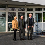 Die Erste Beigeordnete Angelika H&ouml;lzel, neuer Gesch&auml;ftsf&uuml;hrer der Plei&szlig;ental-Klinik Sven Hendel und Gesch&auml;ftsf&uuml;hrer des Klinikverbundes Christian Wagner vor der Plei&szlig;ental-Klinik