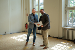 Landrat Carsten Michaelis &uuml;bergibt Finanzb&uuml;rgermeister Sebastian Lasch den F&ouml;rdermittelbescheid
