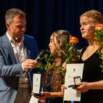 Moderator André Hardt beglückwünscht Sportlerinnen