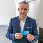 Im Bild Landrat Carsten Michaelis präsentiert die Bezahlkarte des Landkreises Zwickau