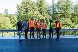 Denis Grellmann (Bürgermeister Gemeinde Langenweißbach), Mario Müller (Beigeordneter Landkreis Zwickau) sowie die Beteiligten des Amts für Straßenbau im Landkreis Zwickau und des ausführenden Bauunternehmens Chemnitzer Verkehrsbau GmbH (v.l.). 