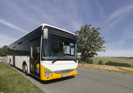 Regionalbus des RVW vor dem Deutschen Landwirtschaftsmuseum Schloss Blankenhain