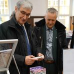 Rektor Prof. Stephan Kassel im Gespr&auml;ch mit Landrat Carsten Michaelis an einem Informationsstand der Fakult&auml;t Elektrotechnik