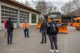 auf dem Bild Sandro Wichmann stellt Interessierten die Arbeit in der Straßenmeisterei Zwickau vor