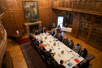 Vertreter des Kooperationsbündnisses in der Bibliothek im Schloss Waldenburg während der Diskussionsrunde